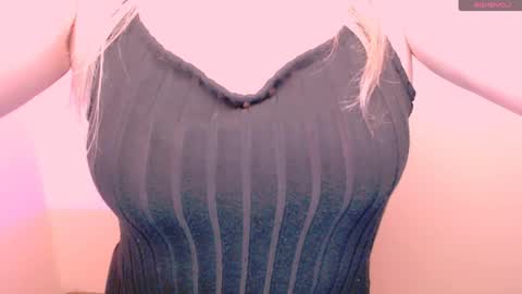 Snapshot of vanillaex_ chatting on May 2026 04:34:02 PM Mia online show from May 2026 04:34:02 PM