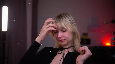 Snapshot of variety_moments chatting on December 2025 04:48:01 PM Heeeeey Im Hanna the art of tease online show from December 2025 04:48:01 PM