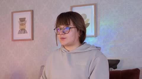 Vee Simons online show from October 2025 08:28:01 PM