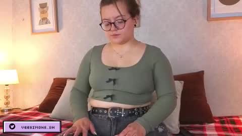 Vee Simons online show from March 2026 07:42:01 PM