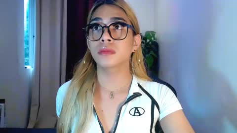 velvet_delux69 online show from October 2025 10:30:01 PM