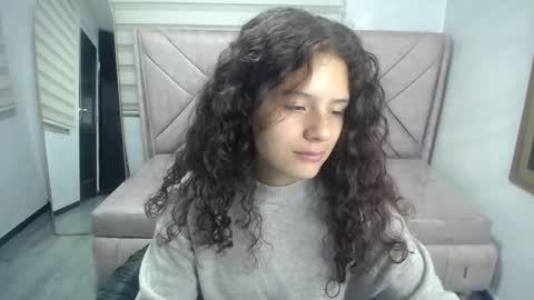 velvet_moon_v online show from September 2025 01:16:02 PM