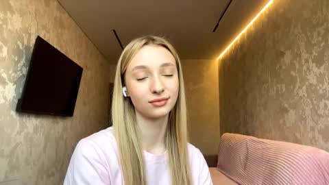 Snapshot of velvethonerkamp chatting on November 2025 07:14:01 AM Nika online show from November 2025 07:14:01 AM