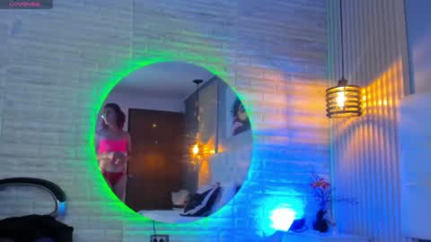 Snapshot of veronica_mendoza chatting on December 2024 08:43:02 PM Vero online show from December 2024 08:43:02 PM