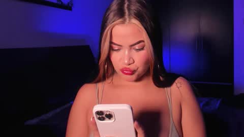 Snapshot of veronicabrown_xxx chatting on April 2026 05:16:01 AM Vero online show from April 2026 05:16:01 AM