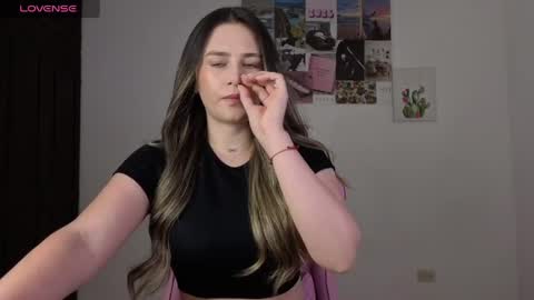 Snapshot of veronika__winslow_ chatting on May 2026 05:01:02 AM Vero online show from May 2026 05:01:02 AM
