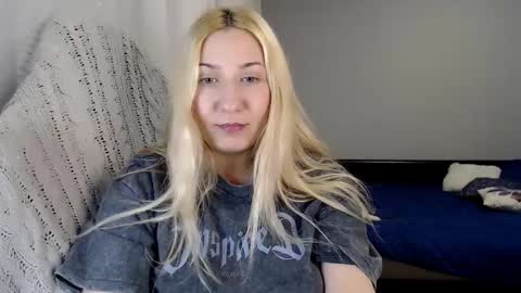 Snapshot of vibezgirl chatting on October 2025 07:14:02 PM Amelia online show from October 2025 07:14:02 PM