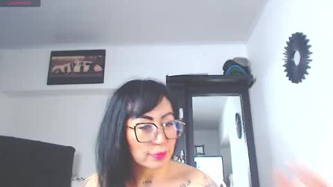 Snapshot of vicky_hotmilf chatting on May 2026 01:08:01 PM Vicky online show from May 2026 01:08:01 PM
