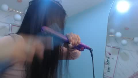 Snapshot of victoria_hernandez_t chatting on April 2026 01:02:02 PM Victoria online show from April 2026 01:02:02 PM