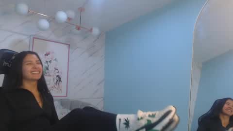 Snapshot of victoria_hernandez_t chatting on April 2026 01:05:02 PM Victoria online show from April 2026 01:05:02 PM