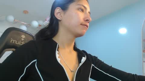 Snapshot of victoria_hernandez_t chatting on April 2026 01:04:01 PM Victoria online show from April 2026 01:04:01 PM