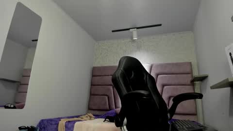 Vicky  online show from November 2025 07:13:02 PM