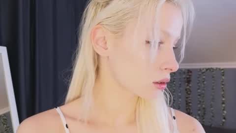 Snapshot of vienna_gones chatting on April 2026 12:25:01 PM Eva online show from April 2026 12:25:01 PM