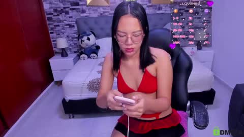Snapshot of viiolet__moon chatting on April 2026 08:18:01 PM Violet online show from April 2026 08:18:01 PM