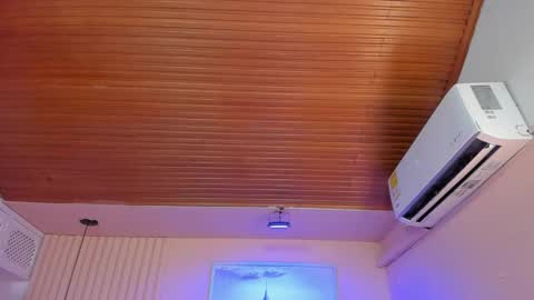 Viiolett online show from October 2025 07:42:02 PM