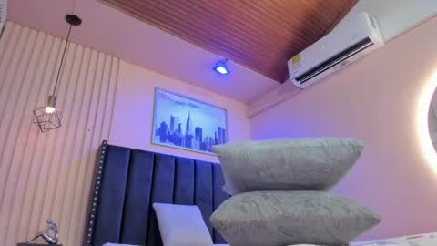 Viiolett online show from April 2026 08:20:02 PM