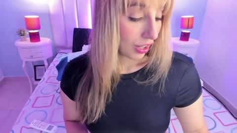 Snapshot of viiooleet chatting on May 2026 12:12:01 PM Violet online show from May 2026 12:12:01 PM