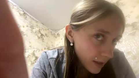 Snapshot of viktoria9898 chatting on August 2026 11:39:02 PM Sweett online show from August 2026 11:39:02 PM