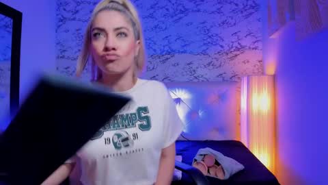 Snapshot of viktoria_davis_ chatting on January 2025 09:11:02 PM Viktoria online show from January 2025 09:11:02 PM