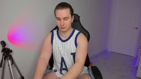 Vincent Strong online show from February 2025 04:03:02 PM