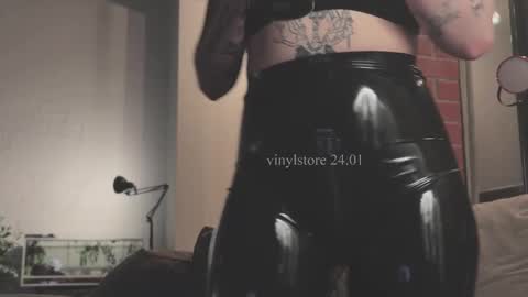 Snapshot of vinylstore chatting on January 2025 08:00:01 PM Diva Silvia online show from January 2025 08:00:01 PM