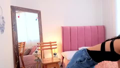 Snapshot of violet__15 chatting on May 2026 12:21:02 PM violet__15 online show from May 2026 12:21:02 PM