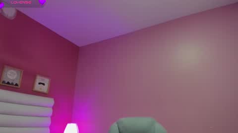 Snapshot of violet_sinclair chatting on June 2026 11:19:01 AM violet_sinclair online show from June 2026 11:19:01 AM