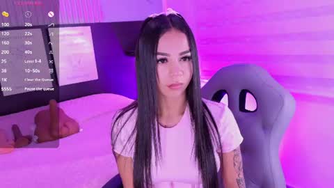 Snapshot of violet_spencer chatting on June 2026 01:41:02 AM Violeta online show from June 2026 01:41:02 AM
