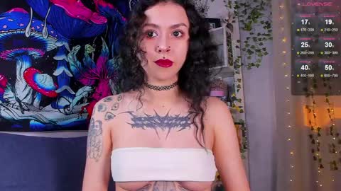 Snapshot of violet_walker7 chatting on May 2026 04:41:01 AM Violet online show from May 2026 04:41:01 AM