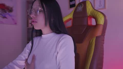 Snapshot of violetta_jonss chatting on May 2026 06:59:01 PM violett online show from May 2026 06:59:01 PM