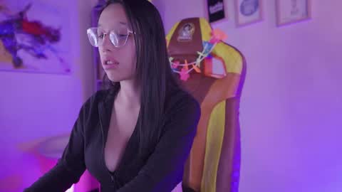 Snapshot of violetta_jonss chatting on May 2026 09:22:01 PM violett online show from May 2026 09:22:01 PM