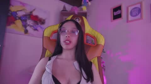 Snapshot of violetta_jonss chatting on May 2026 08:28:01 PM violett online show from May 2026 08:28:01 PM