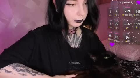 Snapshot of vivi__squirrel chatting on May 2026 08:34:02 AM Vivi online show from May 2026 08:34:02 AM