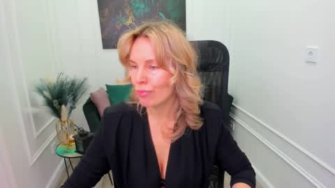 Snapshot of vivianlirei chatting on April 2026 04:46:02 AM Sinti online show from April 2026 04:46:02 AM