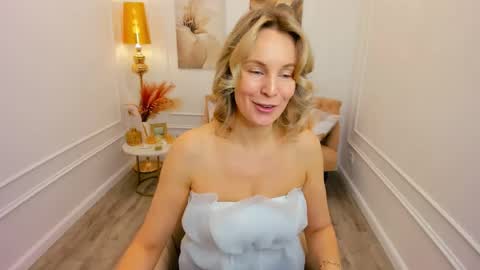 Snapshot of vivianlirei chatting on April 2026 04:39:01 AM Sinti online show from April 2026 04:39:01 AM