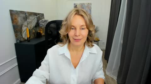 Snapshot of vivianlirei chatting on May 2026 04:40:01 AM Sinti online show from May 2026 04:40:01 AM