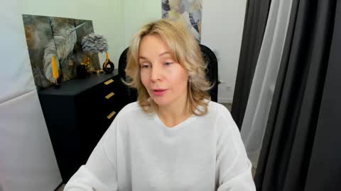 Snapshot of vivianlirei chatting on May 2026 05:36:02 AM Sinti online show from May 2026 05:36:02 AM