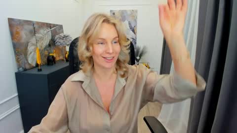 Snapshot of vivianlirei chatting on May 2026 04:40:01 AM Sinti online show from May 2026 04:40:01 AM