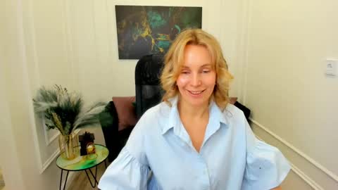 Snapshot of vivianlirei chatting on May 2026 04:52:01 AM Sinti online show from May 2026 04:52:01 AM