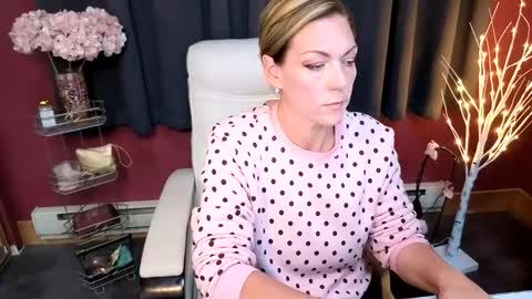 VivianLuxe online show from November 2025 09:28:01 PM