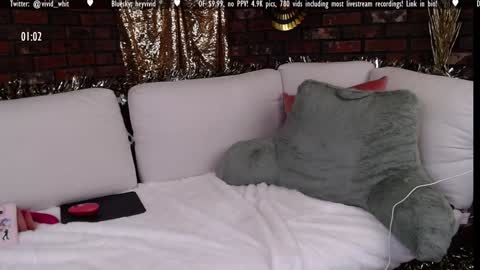 Snapshot of vivid_whit chatting on January 2025 04:18:02 AM Whitney online show from January 2025 04:18:02 AM