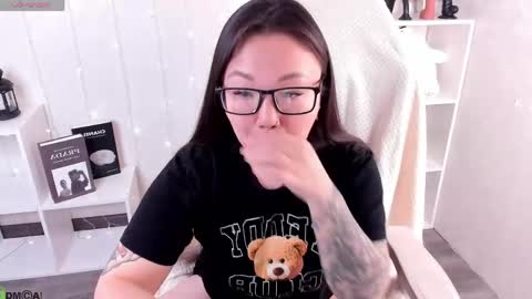 Snapshot of vivien_montclair chatting on April 2026 12:13:02 AM Vivien online show from April 2026 12:13:02 AM