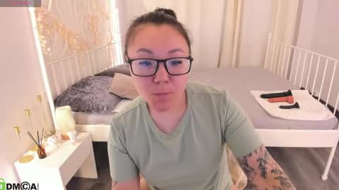 Snapshot of vivien_montclair chatting on May 2026 12:15:01 AM Vivien online show from May 2026 12:15:01 AM