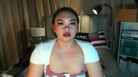 Snapshot of vivienne_monroe chatting on June 2026 02:53:01 AM vivienne_monroe online show from June 2026 02:53:01 AM