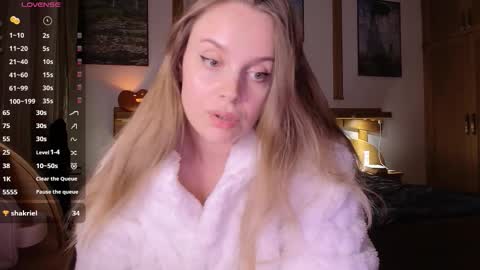Lana online show from October 2025 07:25:02 PM