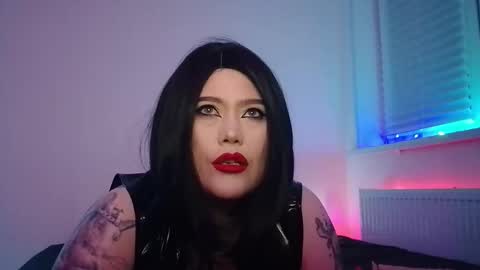 Laura  online show from October 2025 07:59:01 PM