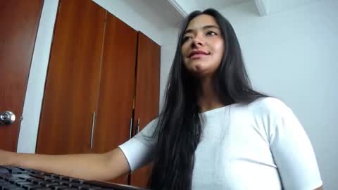 Ilauren online show from November 2025 12:28:02 PM