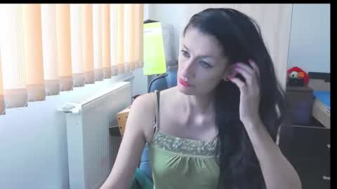 Snapshot of wildbea23 chatting on November 2025 08:01:02 AM Bea online show from November 2025 08:01:02 AM