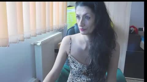 Snapshot of wildbea23 chatting on November 2025 10:01:02 AM Bea online show from November 2025 10:01:02 AM