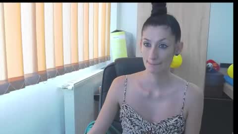 Snapshot of wildbea23 chatting on November 2025 10:32:01 AM Bea online show from November 2025 10:32:01 AM